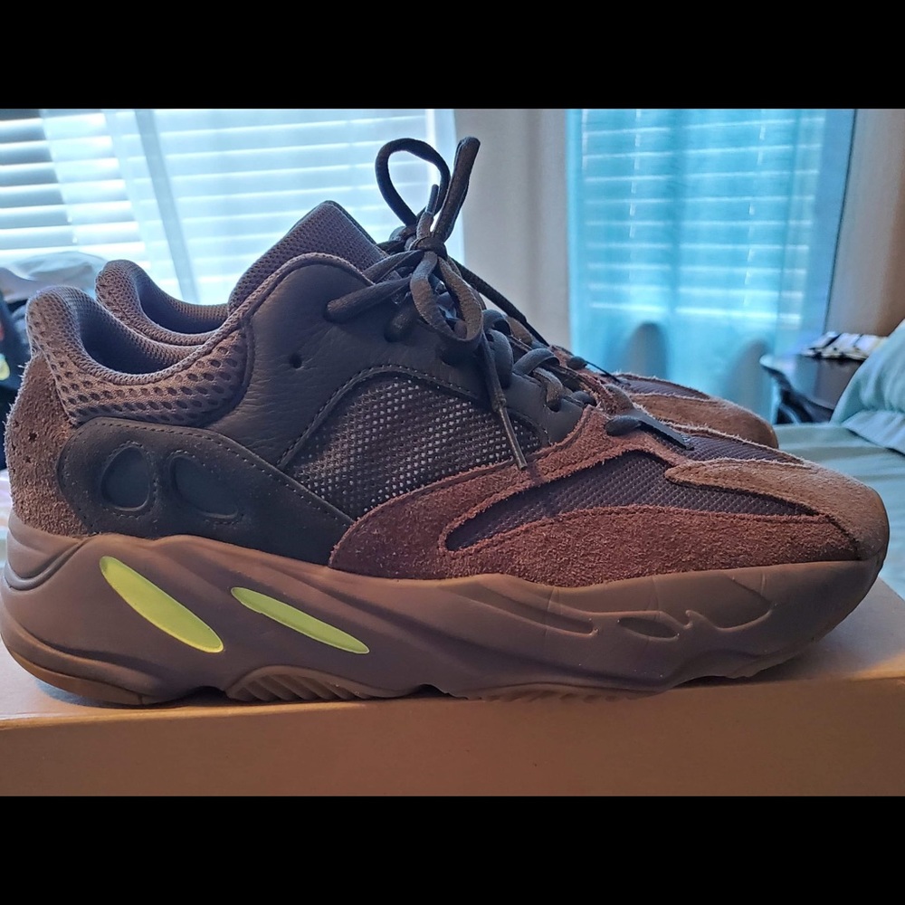 Yeezy boost 700 v2 mauve